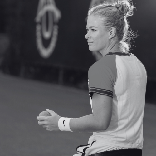 Diede de Groot staat gefocust klaar voor haar service.