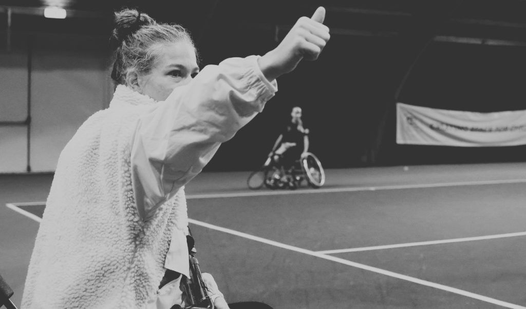 Diede de Groot coacht een speler tijdens een wedstrijd