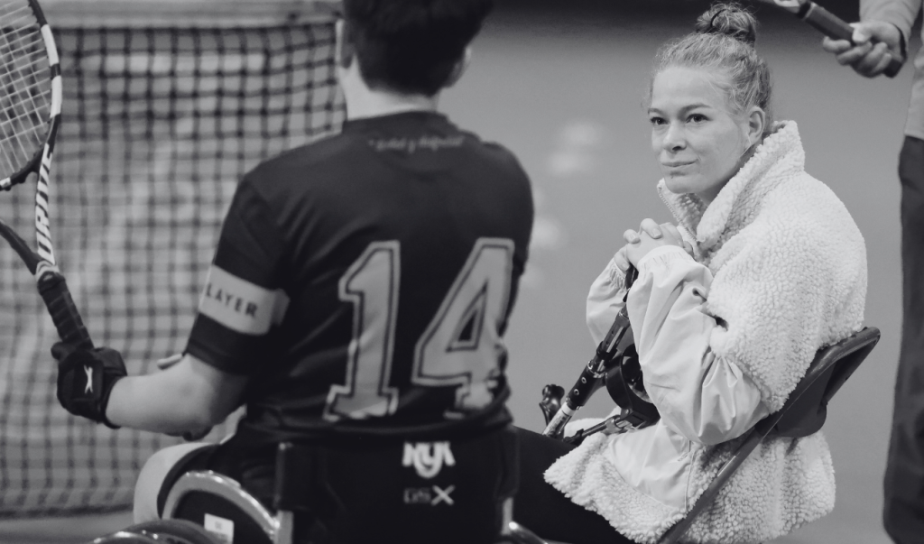 Diede de Groot luistert naar talent tijdens de Cruyff Foundation Junior Camp 2024